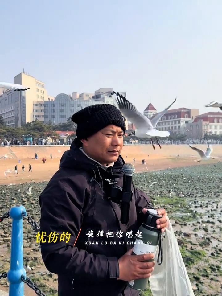 那个熟悉的名字永远不会忘记你。我会一直把你藏在我的心底，忧伤的旋律把你唱起，以后