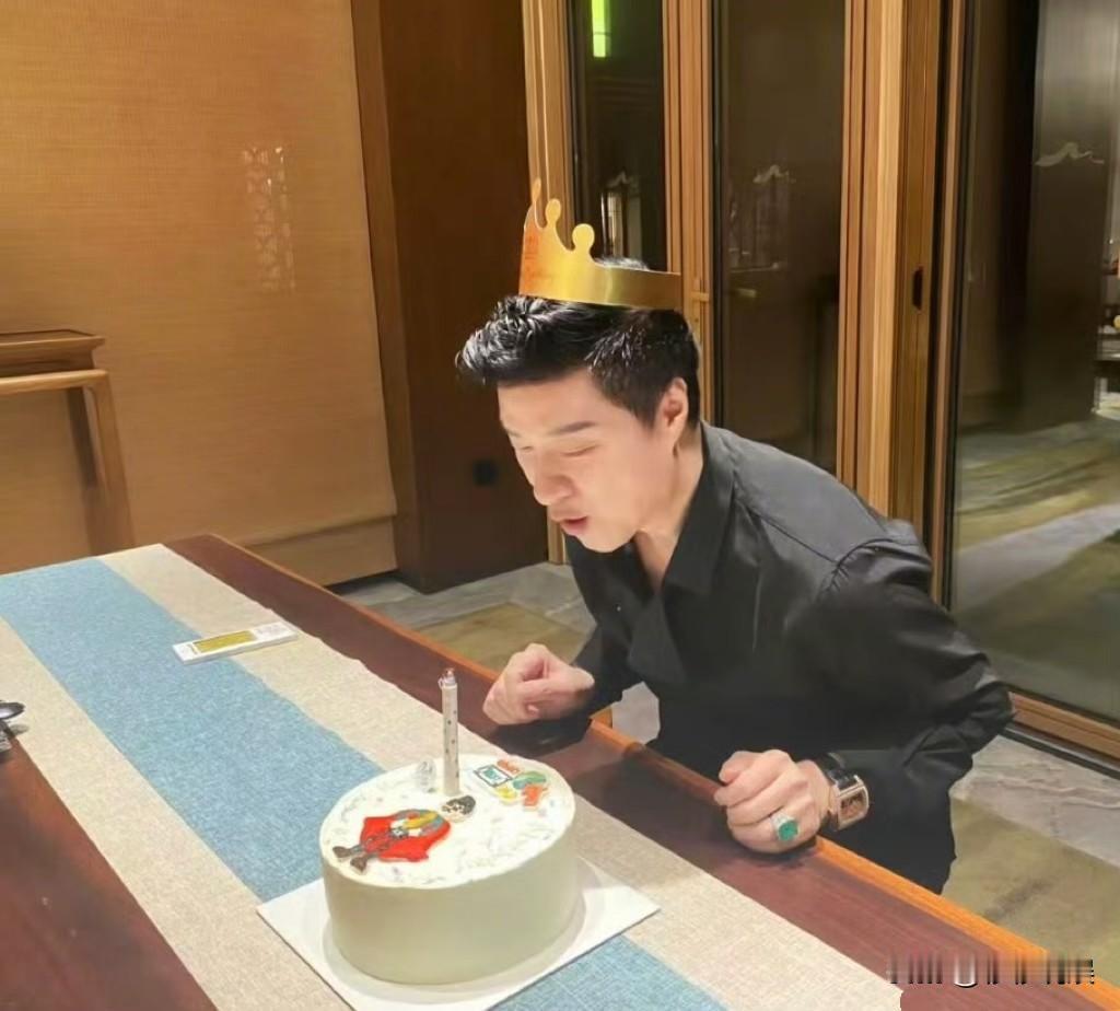 范丞丞爸爸73岁生日照。

不得不说范丞丞他爸保养的太狠了，你敢说这是73我都不
