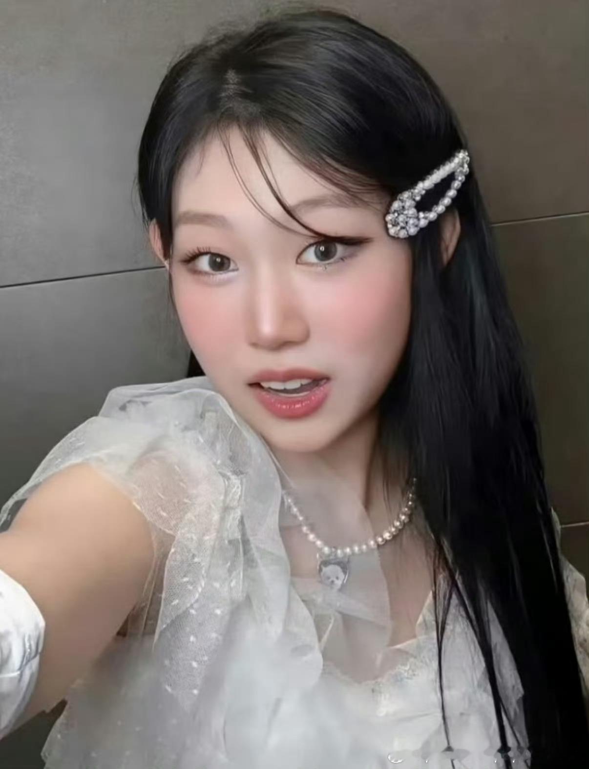 沈佳润小宝眼线是你自己画的吗妹妹还是专心唱歌跳舞吧，专业的事情还是专业的人来做