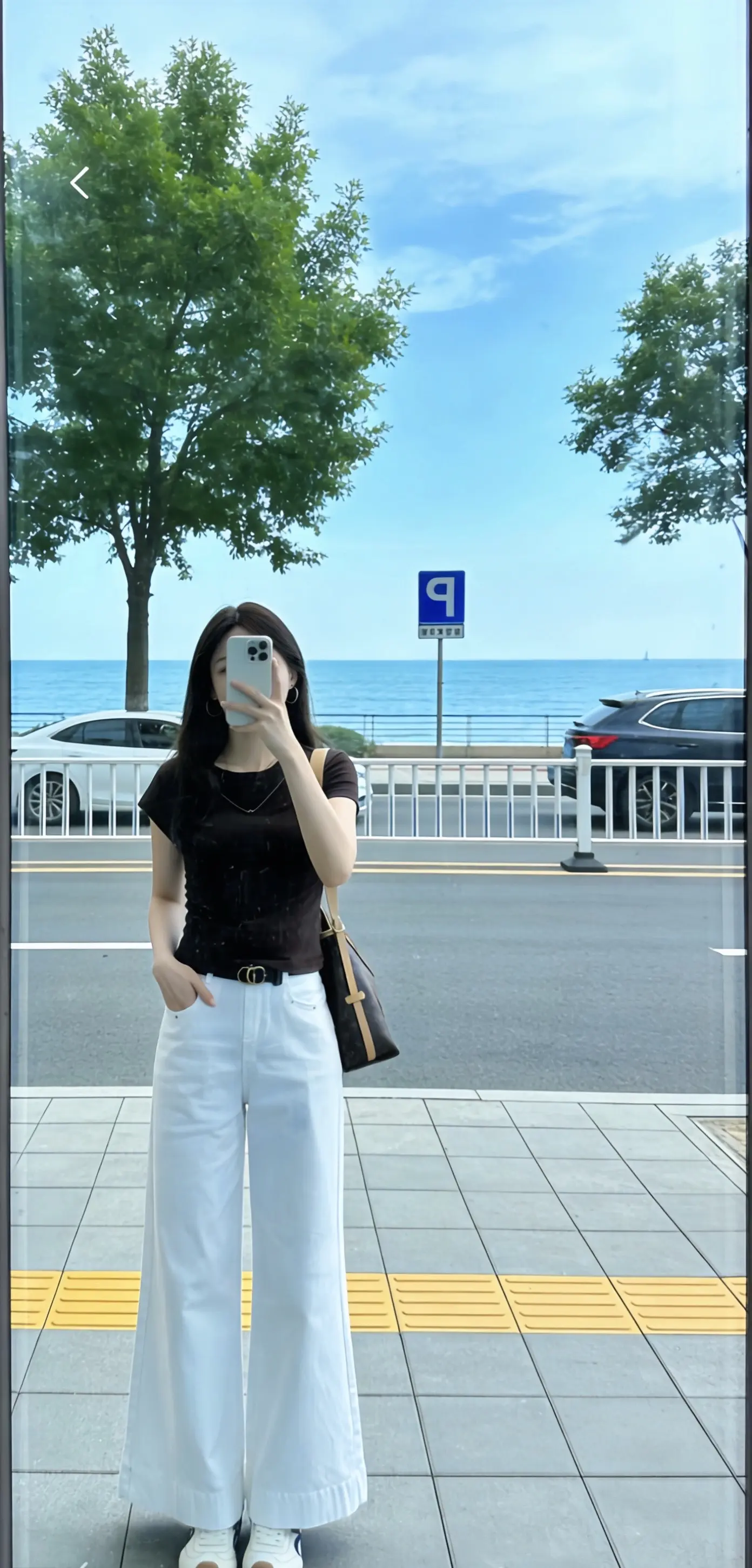 去靠近那些能见你好的人，我们都是小人物，影响不了任何人，错也行，错过也...