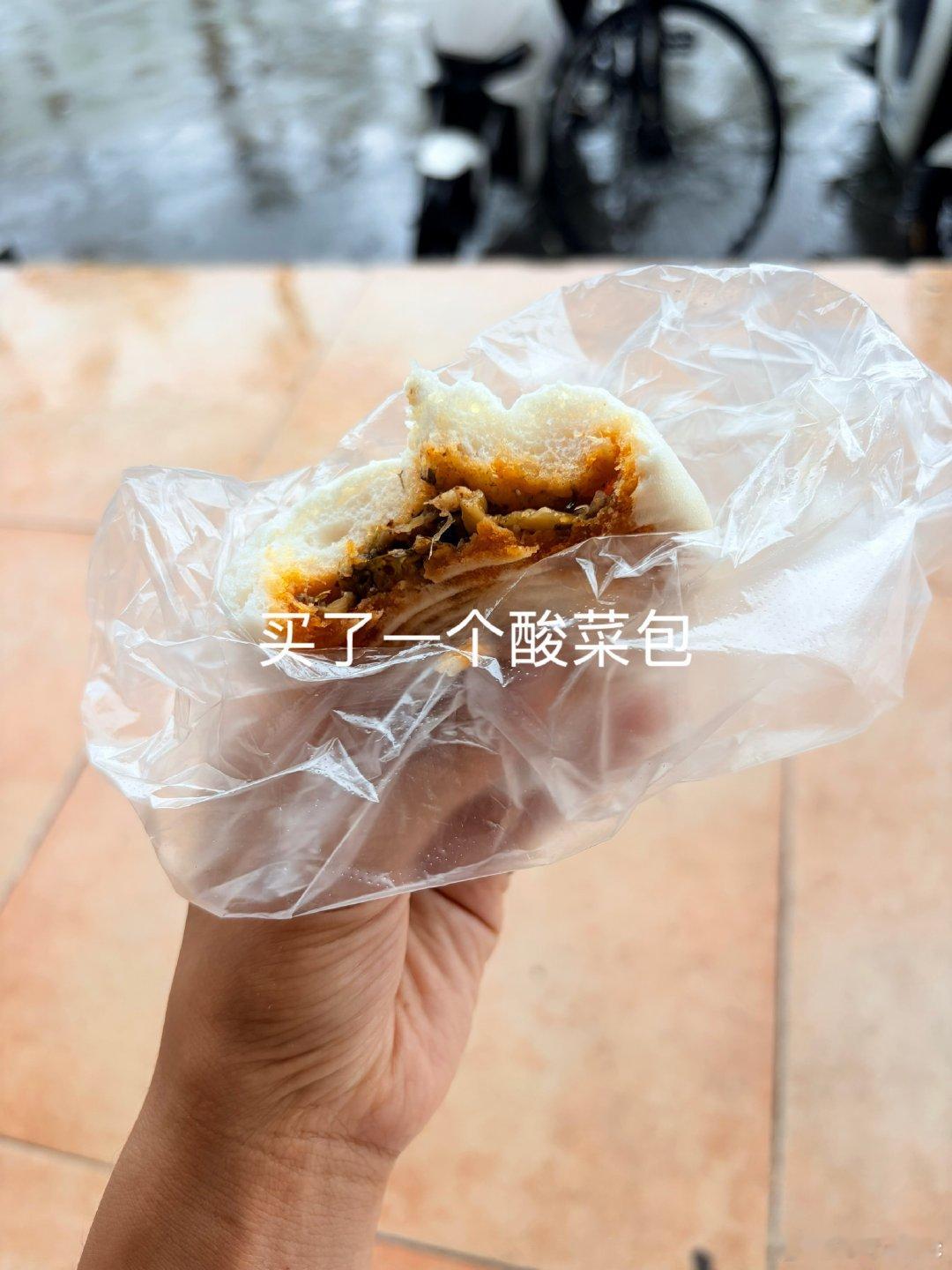中午宝爸去上班了，下雨我们就在家玩了，这娃推着车出去玩让我推他，推回来路过邻居的
