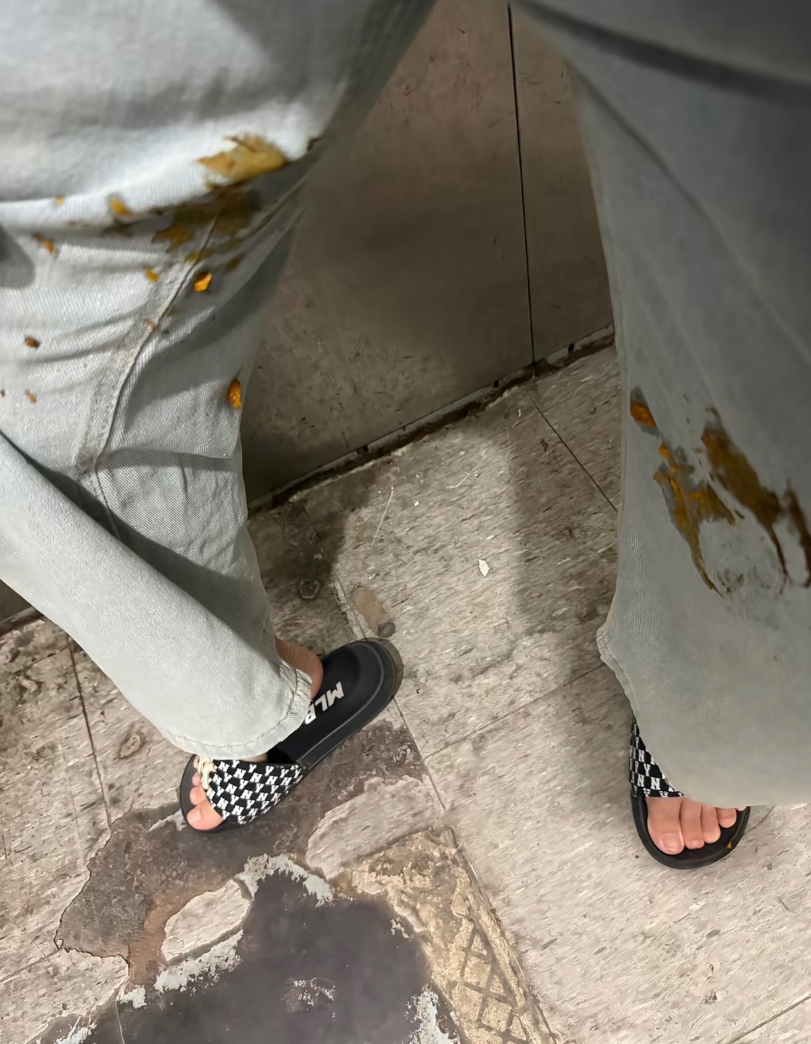 【北海合浦女子骑电车被路边绿化芒砸中】5月30日晚，网友爆料称：北海 合浦一女子