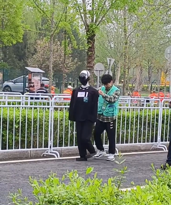 有人说这是赶尸机器人. ​​​