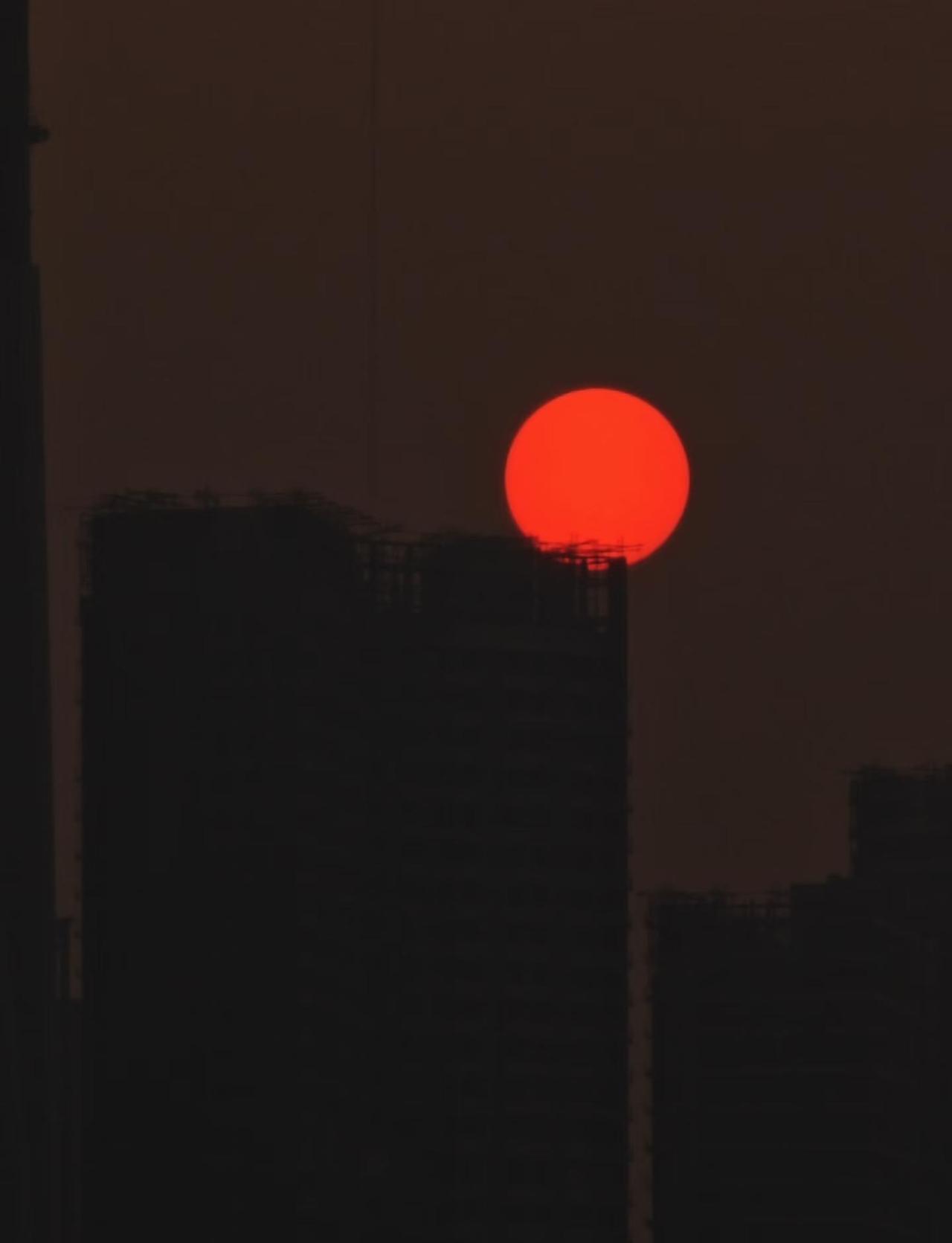 这就是深圳雾霾天
同一个城市同一天不同的风景，还是桔钓沙漂亮，没有雾霾。
今天市