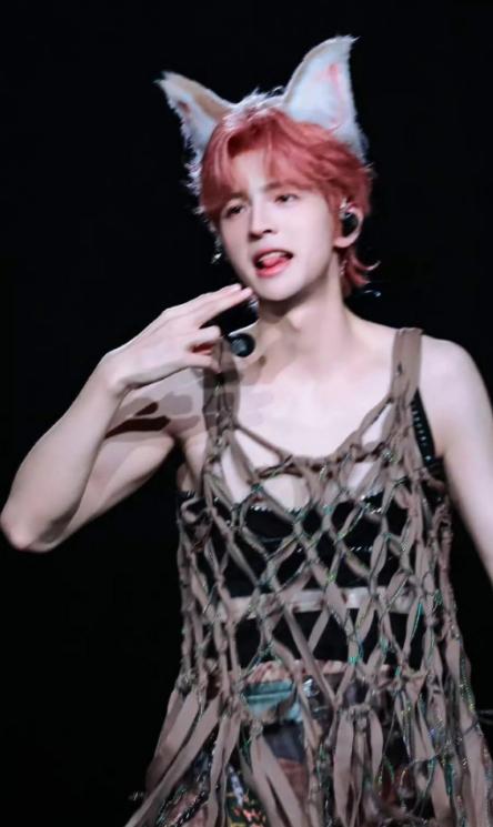 蒲熠星演唱会造型…………
 现在男爱豆们的妆造风格也开始泰国化了吗？