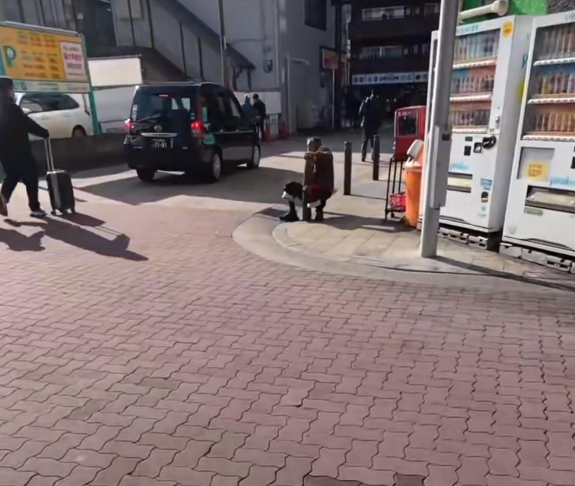 日本大阪的老人摔倒，十几个日本人经过都没有人扶他起来，大家都非常冷漠的直接走开了