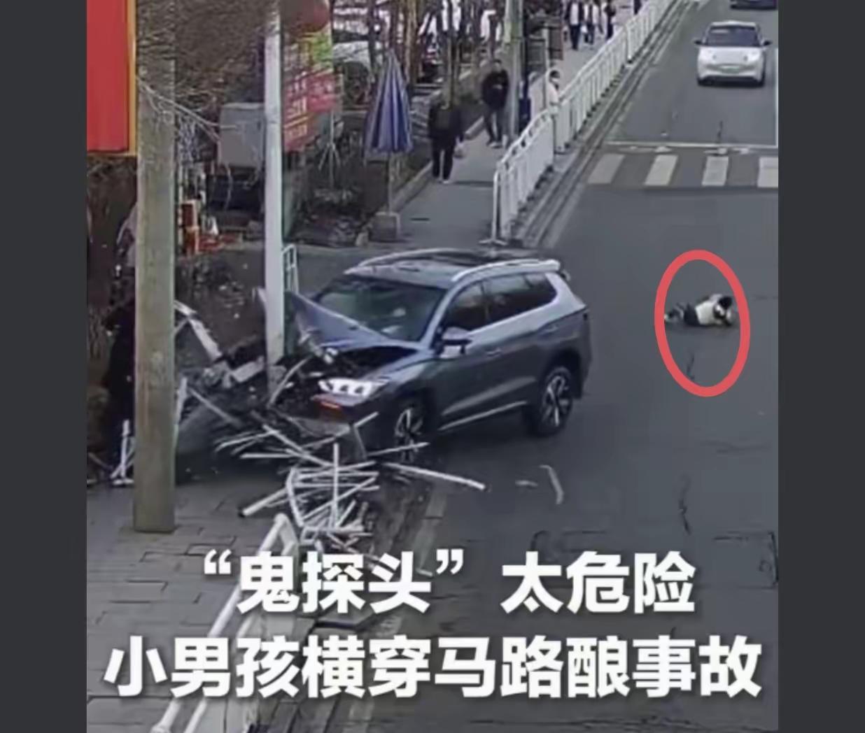 闹市路口，一名男孩突然猛跑横穿马路，全程未左右观察，全然不顾来往车辆。正常行驶的