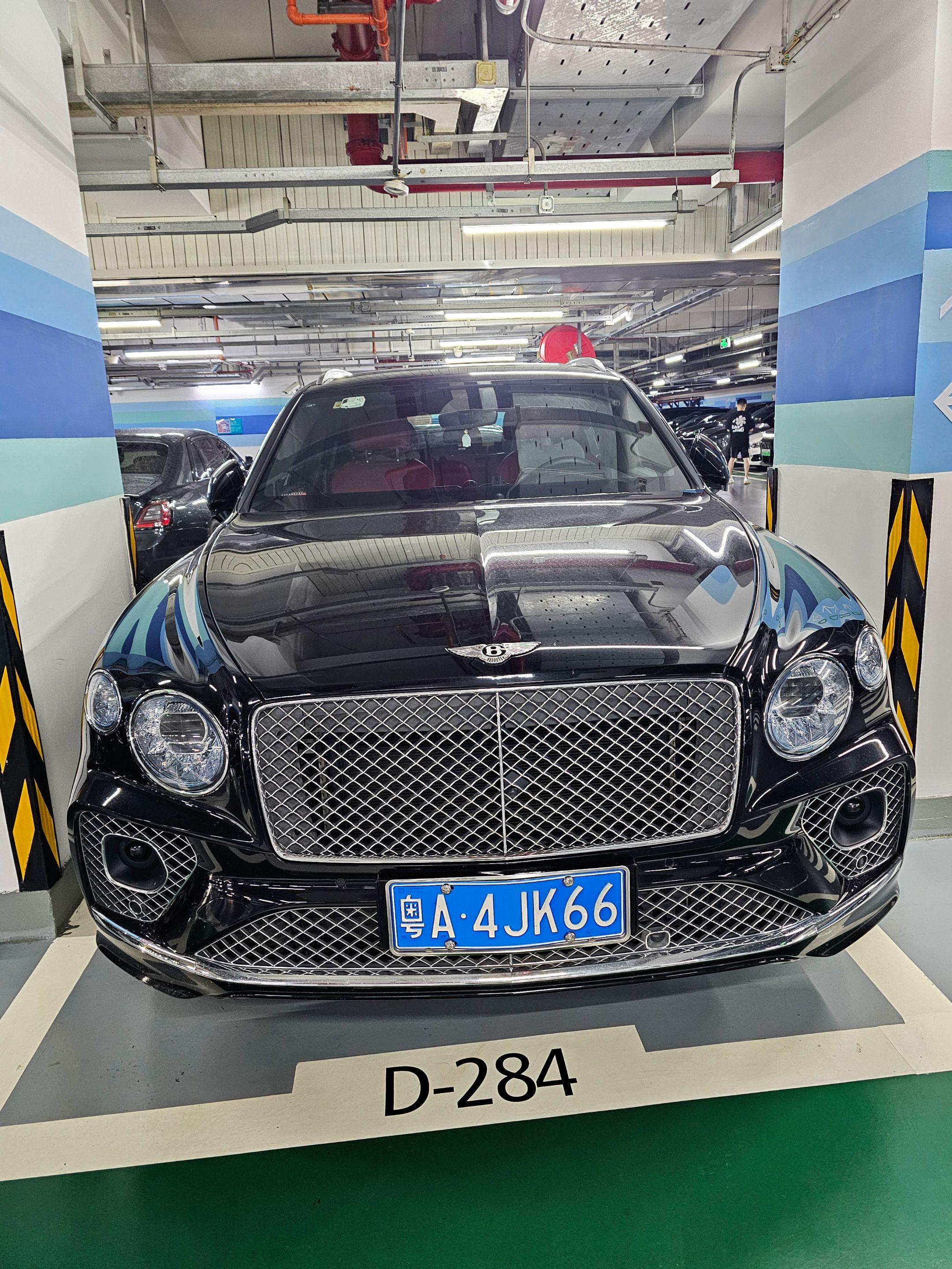 宾利添越奢华优雅永不过时，优雅极致行走的艺术品