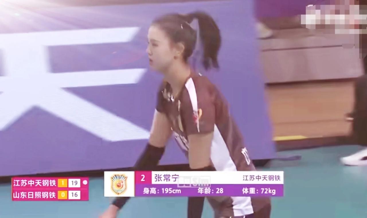 [玫瑰]张常宁上场了！
江苏女排vs山东，战至第二局19-16时，张常宁替补上场