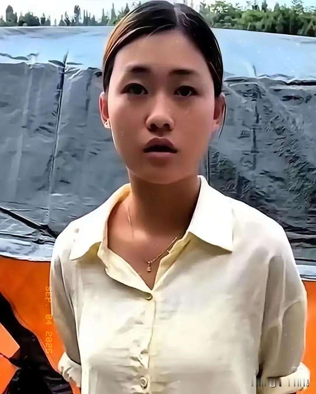网传一段短视频，近期在网上引发热议。

一名徒步女孩轻装进入新疆无人区，又累又渴