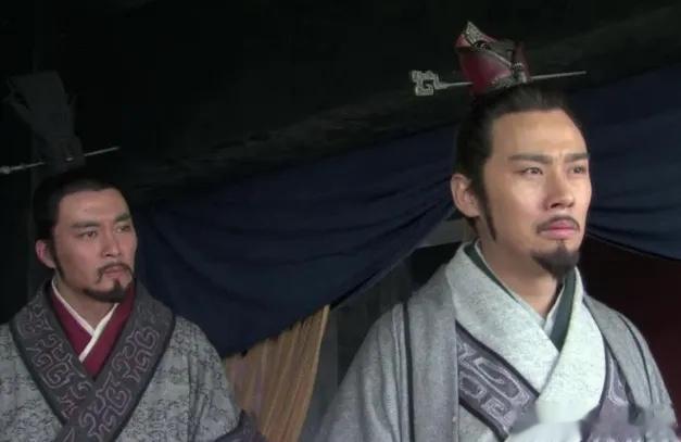 春秋时，范蠡二儿子杀了人。他让长子带1000两黄金去救。范蠡再三叮嘱：“把钱给对
