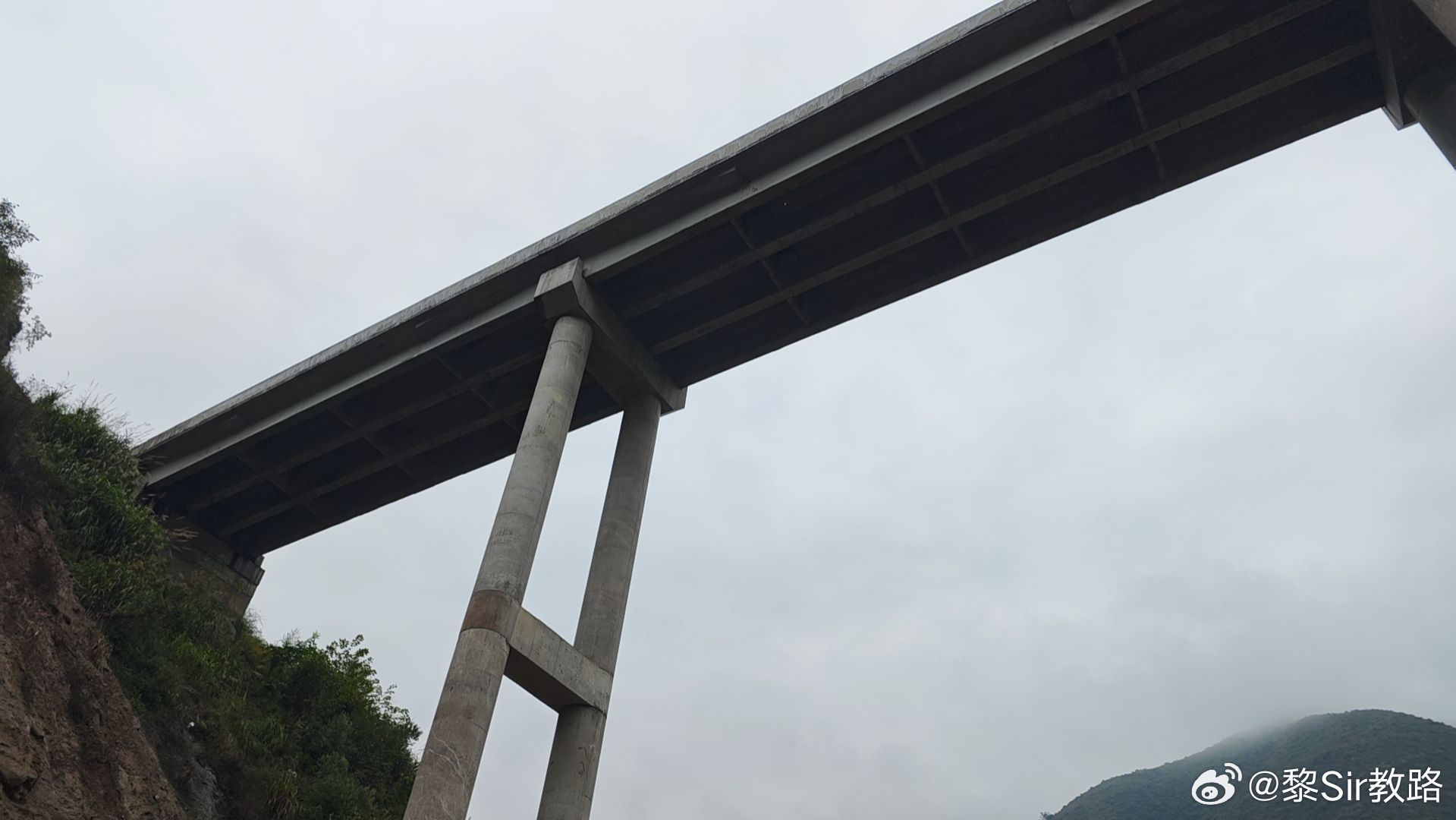 这是车主的自述：人轻伤，就只有软组织挫伤和碰撞伤，无骨折无内伤。至于这辆极氪，不