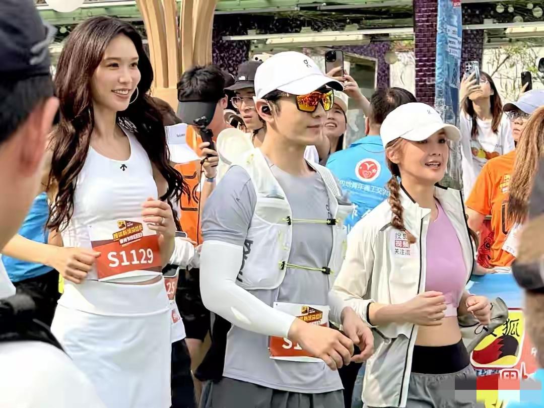 吃瓜速报！香港湾仔马拉松秒变明星见面会，林志玲黄宗泽黄晓明阿Sa扎堆开跑
 
家