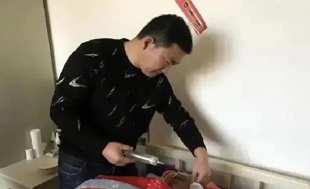 武汉快递员秦岷仗义救人，结果被老人女儿倒打一耙，硬说是他撞的要赔钱，老人清醒后感