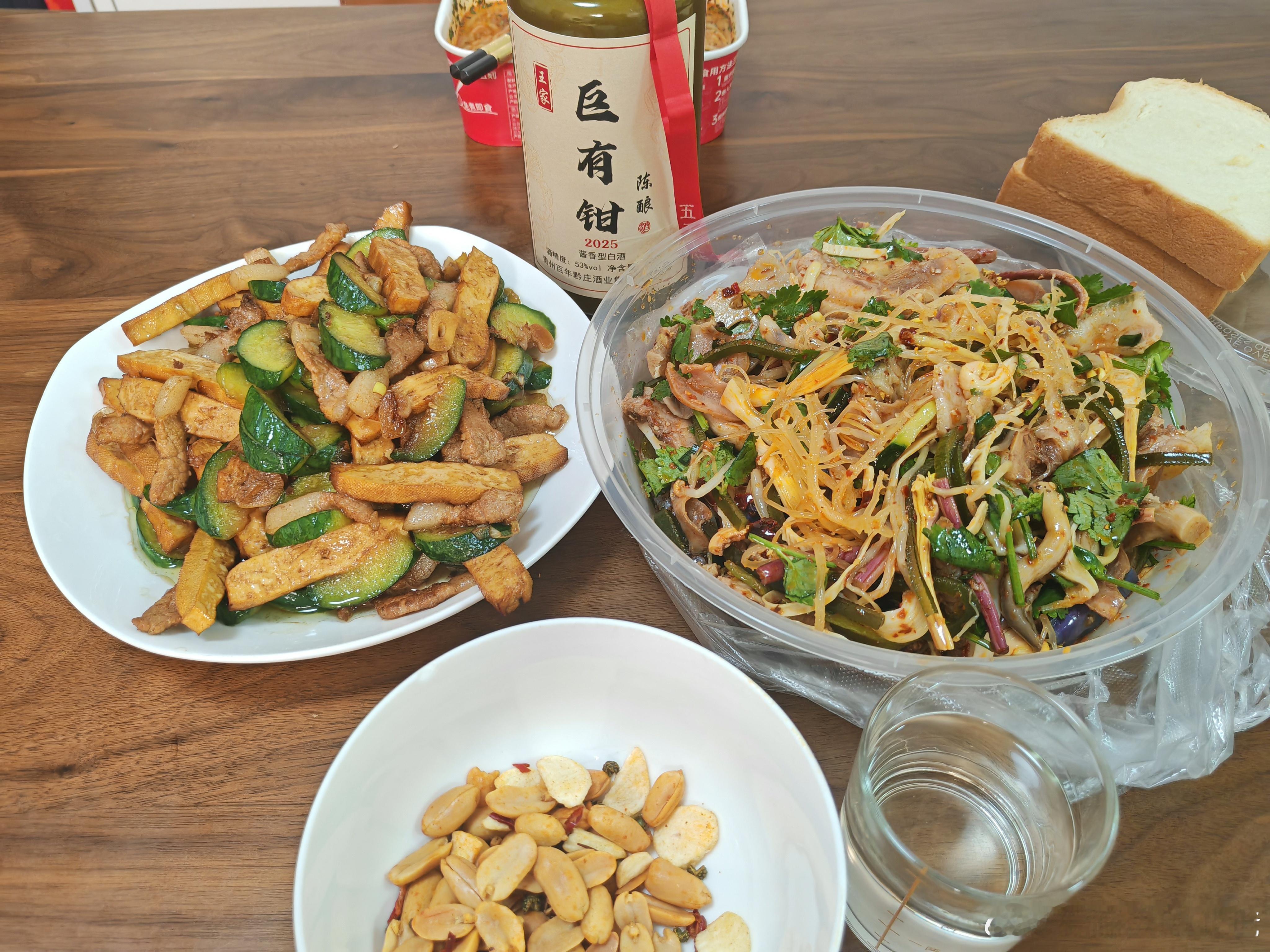 买点凉菜，晚上喝了2两巨有钳酱香，浓郁强劲，赛茅台，又喝了一罐保拉纳，舒服。人生