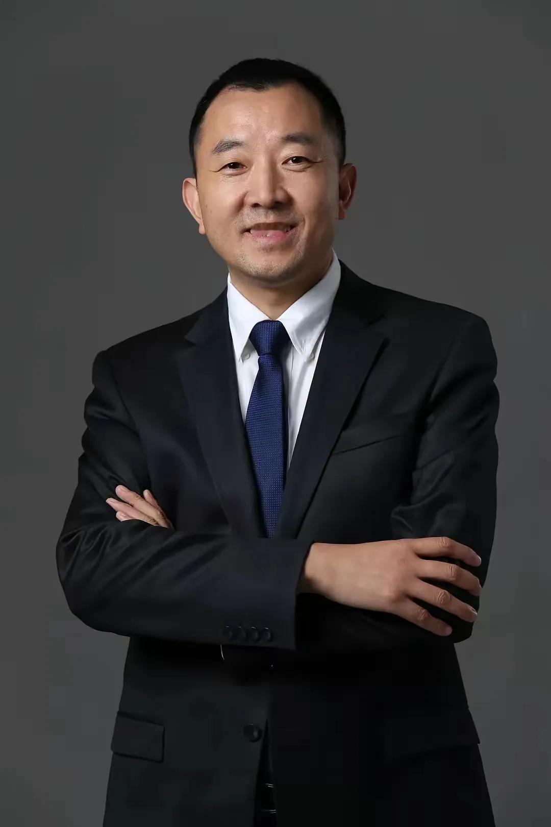 陈行甲这县委书记当得，比电视剧还刺激。放着清华硕士的牌子不用，偏去巴东啃硬骨头，