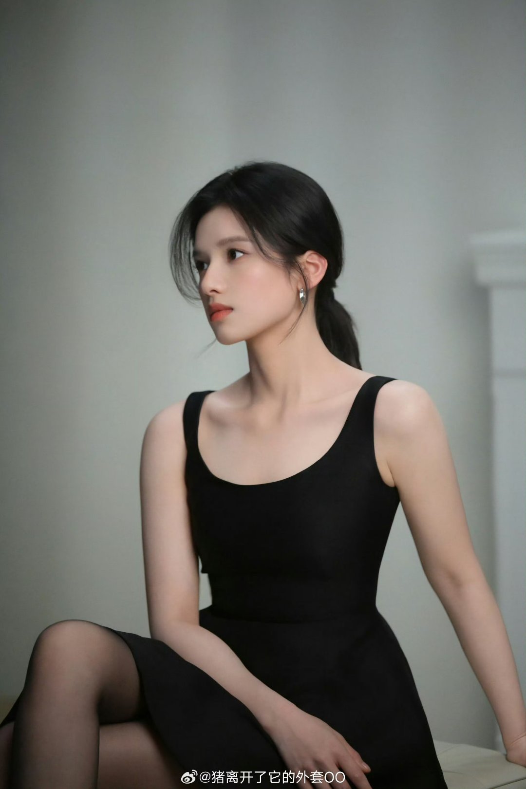 张婧仪商务大片花絮，黑长直大波浪都好美！！温柔典雅 姐姐接个都市剧好吗 