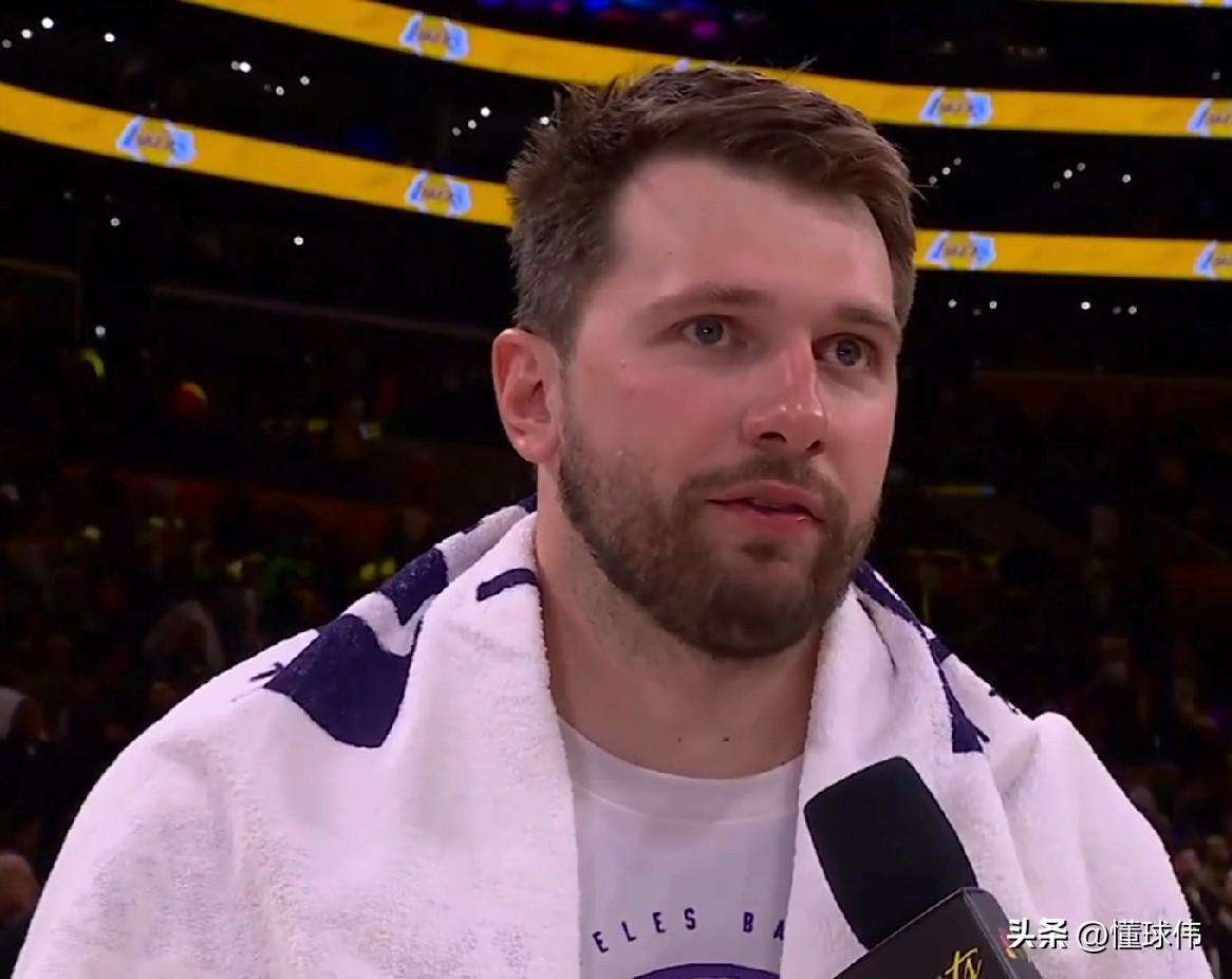 有点意思！东契奇谈里夫斯：

“里夫斯很棒。”

“他的调整能力很强。”

“我