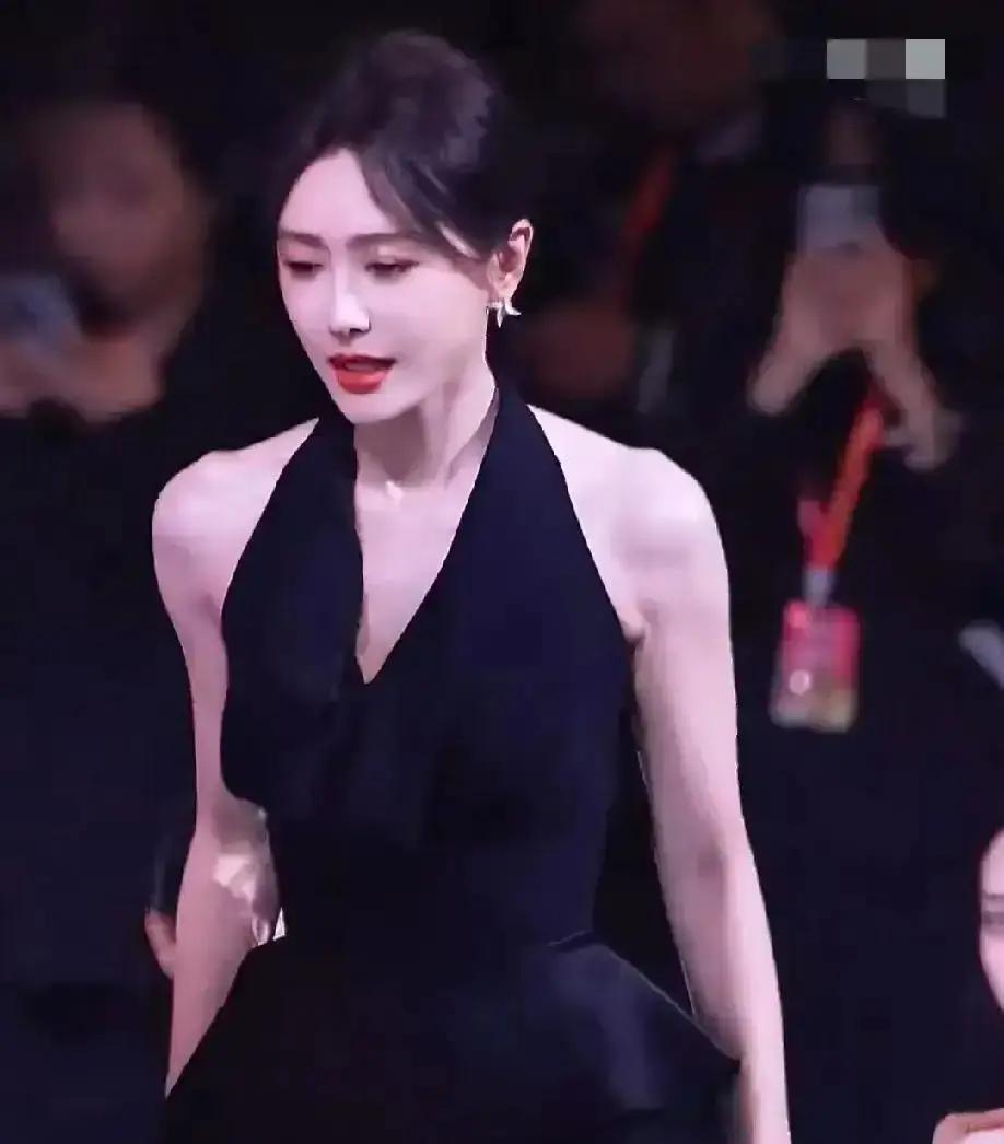 别再可怜她们没戏拍了。这群40+女演员，正悄悄抢走导演的饭碗。
 
刚拿到的行业