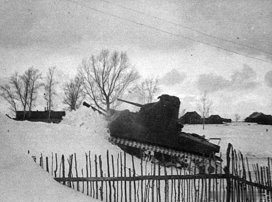 少见的图片：正在苏联的冰天雪地里撒欢的M3，摄于1943年1月。此时它正在进行冬