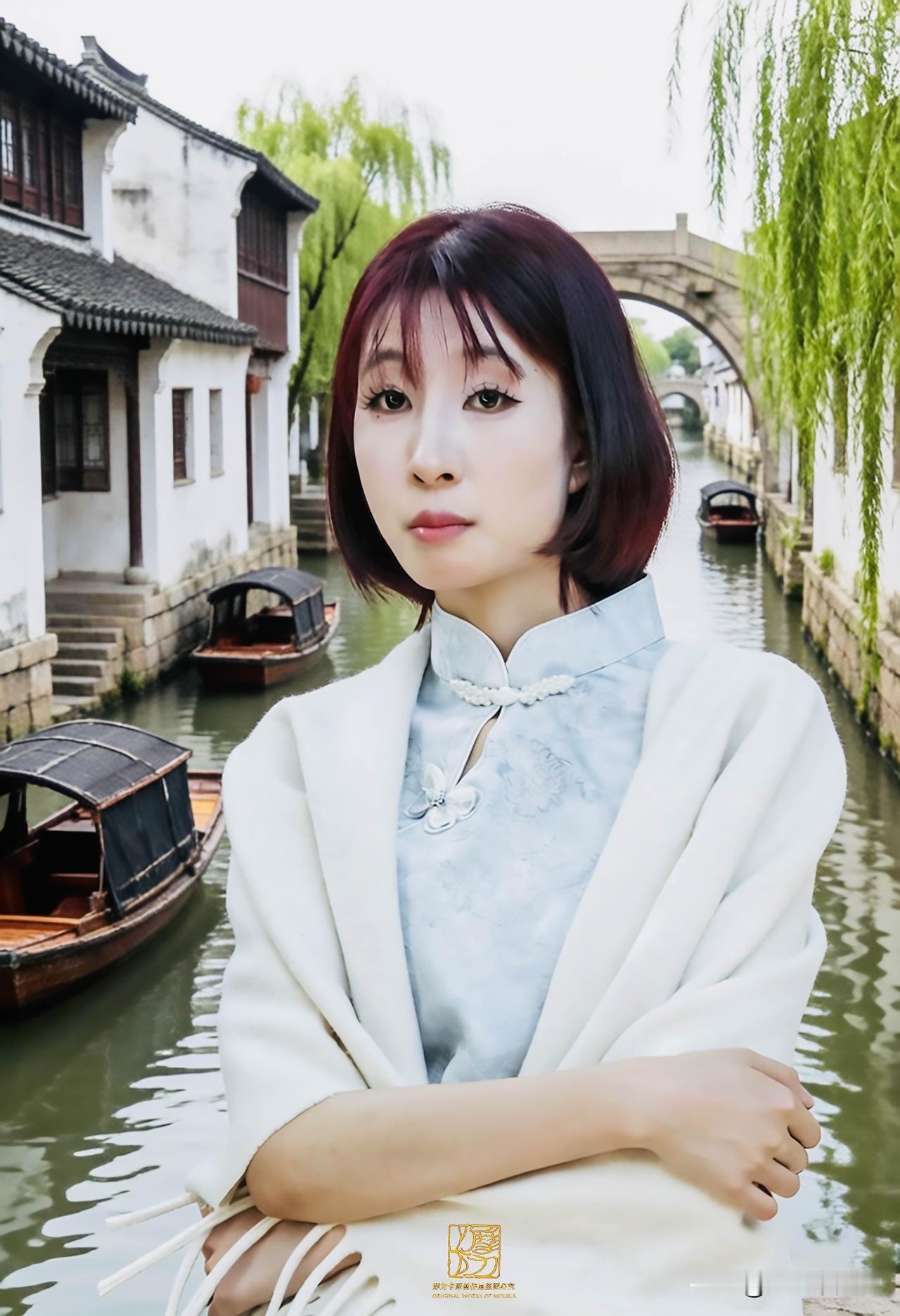 烟雨入江南，山水如墨染
一袭旗袍，一抹温婉
漫步水乡巷陌，看乌篷摇曳，垂柳依依