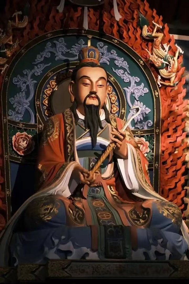 肖说道老肖漫谈初心易学 稽首皈依经，经文焕八方。五千四十八，凤篆与龙章。 