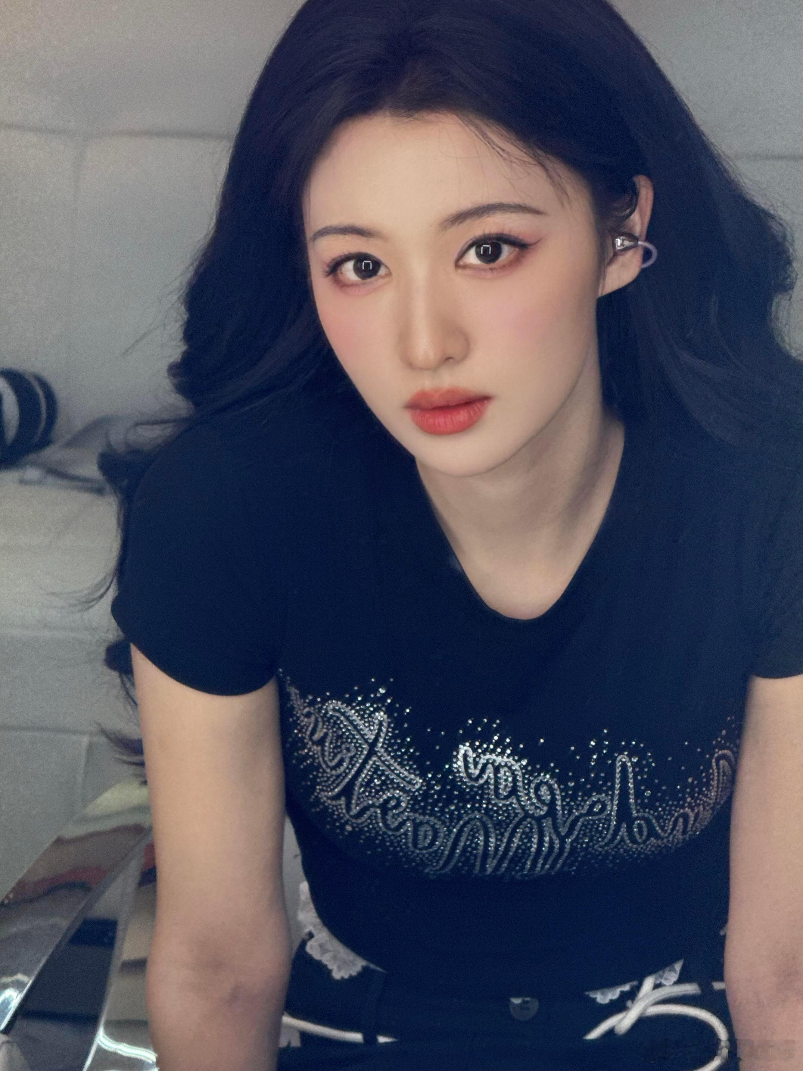 谁能想到王楚然这么美一女的用这么抽象的小镜子哈哈哈！ ​​​