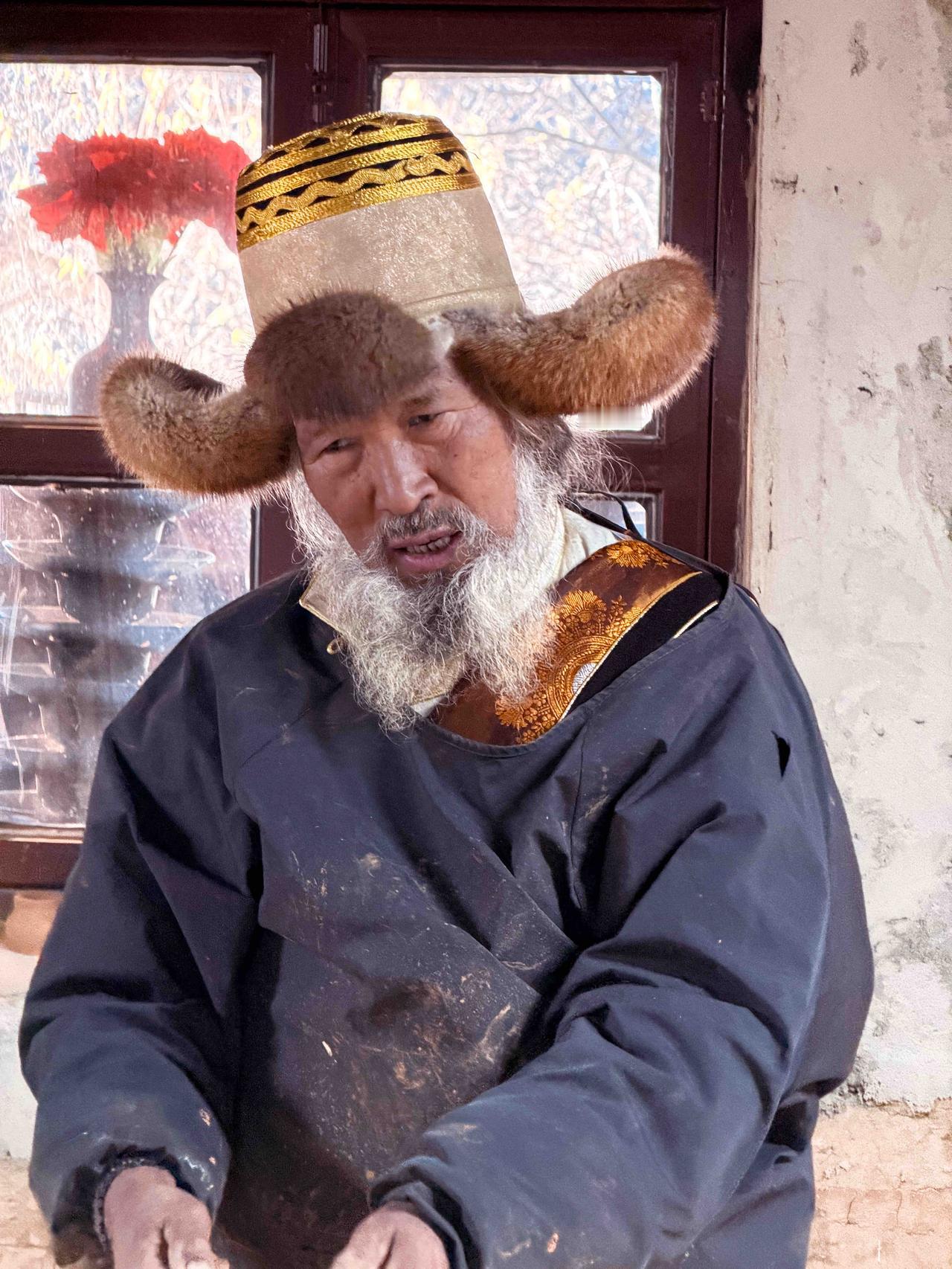 清晨，在巴拉格宗等日照金山。
第一缕光落在雪峰上，
山被点亮，人被按下静音键。