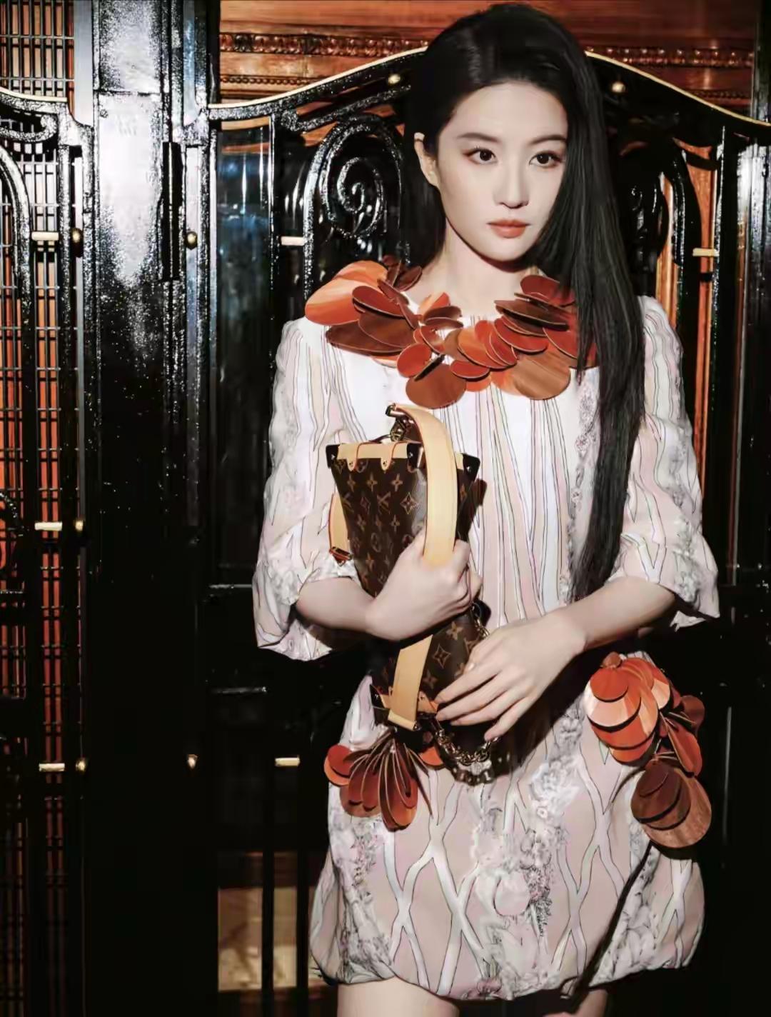 刘亦菲亮相巴黎时装秀，颜值气质简直绝了！
以前老有人说她造型单一，可这次真不一样