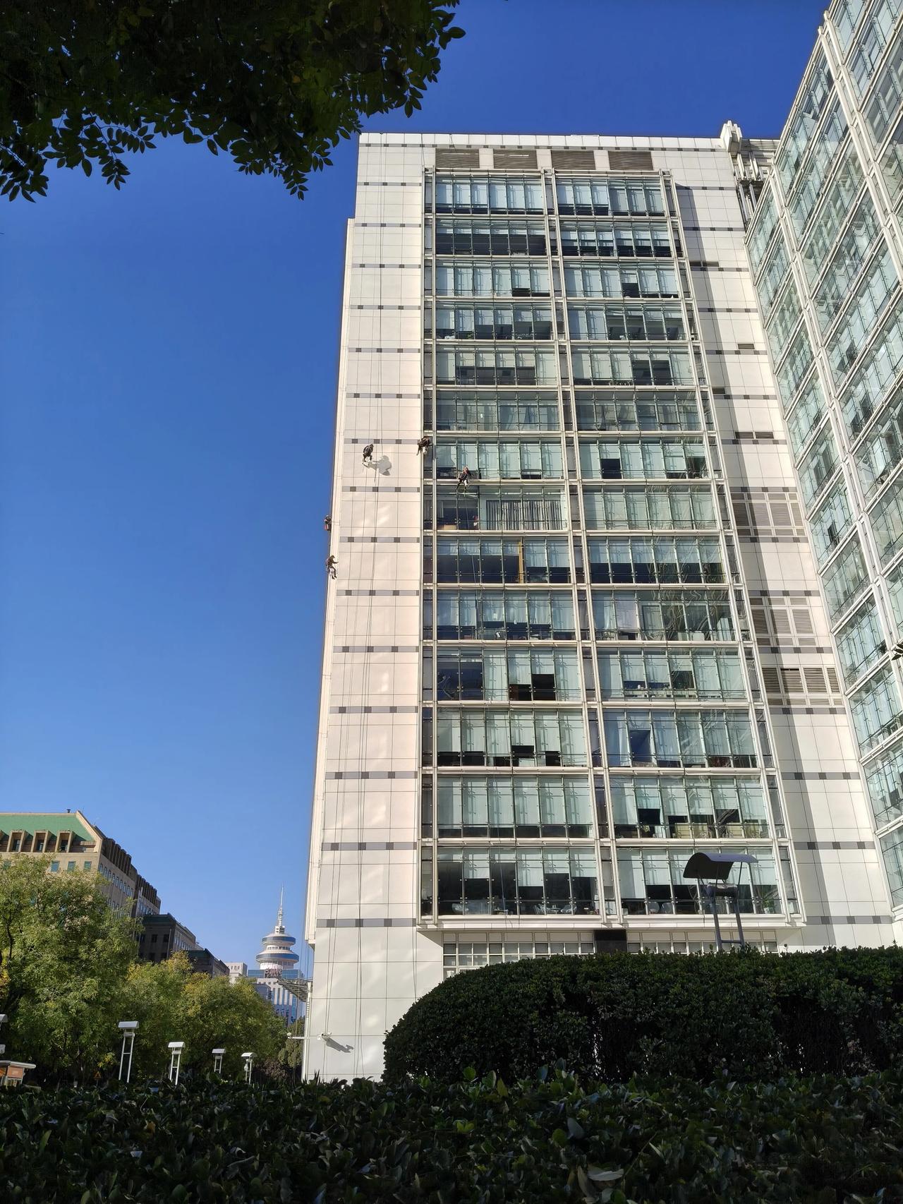 科技再发达。我们的窗明几亮还需要人工维护。
今天走到铁匠胡同西车辆活动国家教委附