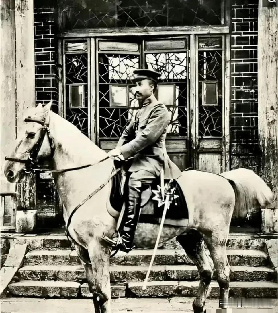 从军阀到元帅，最令人钦佩的开国领导人

1922年照片，一身将校军服，骑着高头大