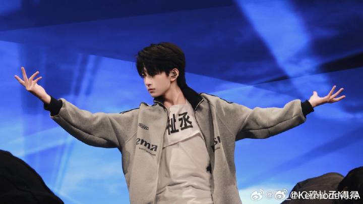 穆祉丞  穆祉丞周五晚高疯 🍊朝朝穆穆 希望你往后的日子里，漂亮的眼睛要流幸福