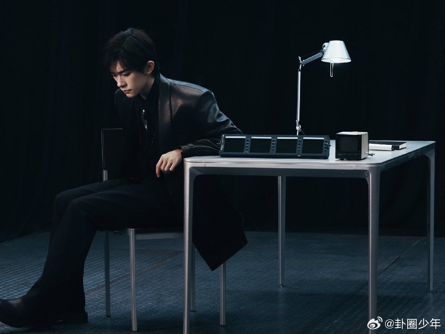 易烊千玺黑皮衣打领带易烊千玺黑皮衣黑领带易烊千玺全黑格调，矜贵凛冽。利落气场，一