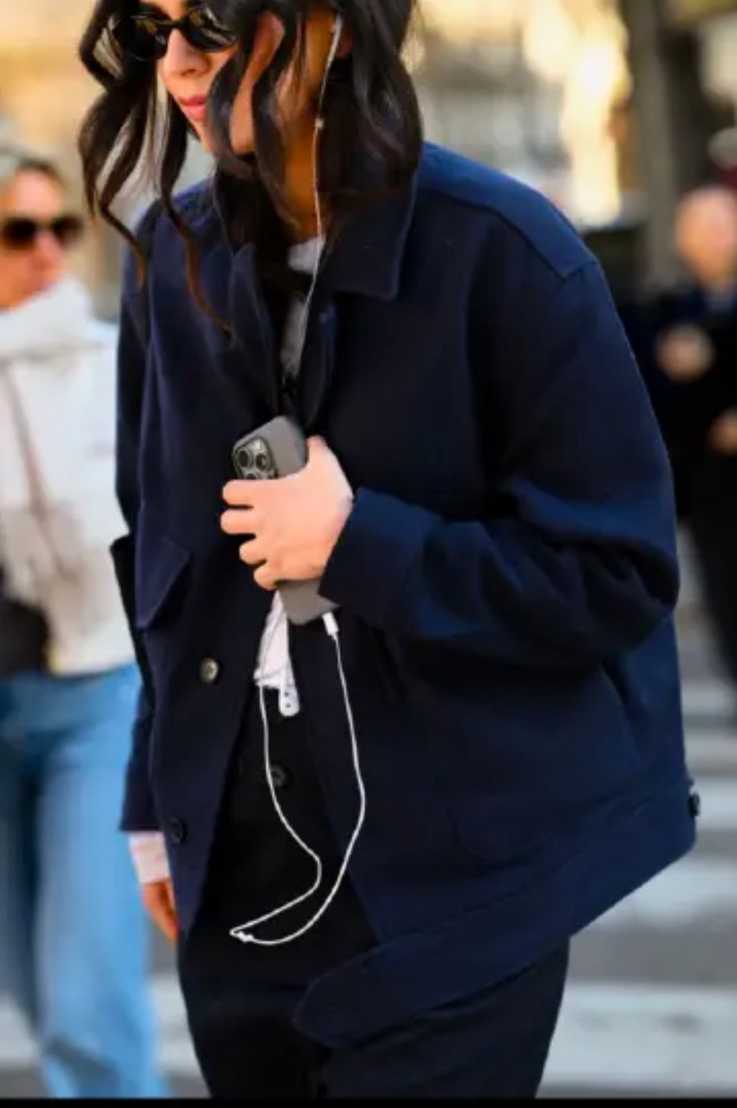 有线耳机穿搭火了看到有博主说，有线耳机是巴黎街头最新流行配饰！然后评论区就开始掰