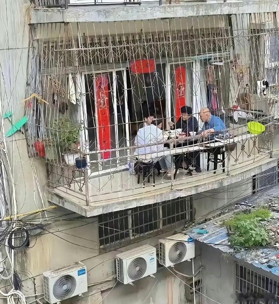 我被阳台上的一幕惊呆了，这样无承重结构，是不是很危险啊？ 