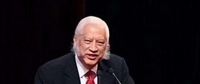 位印尼富商熊德龙又给中国捐了100万。

这不是他第一次捐款。从1984年到现在