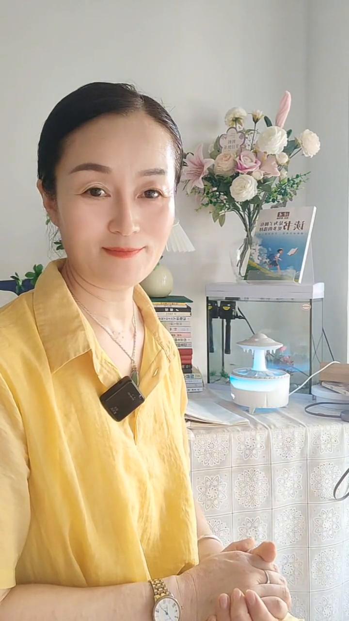 我发现成年人的世界只有快乐是假的，钱难赚是真的，心难交是真的，回头一看没有人依靠