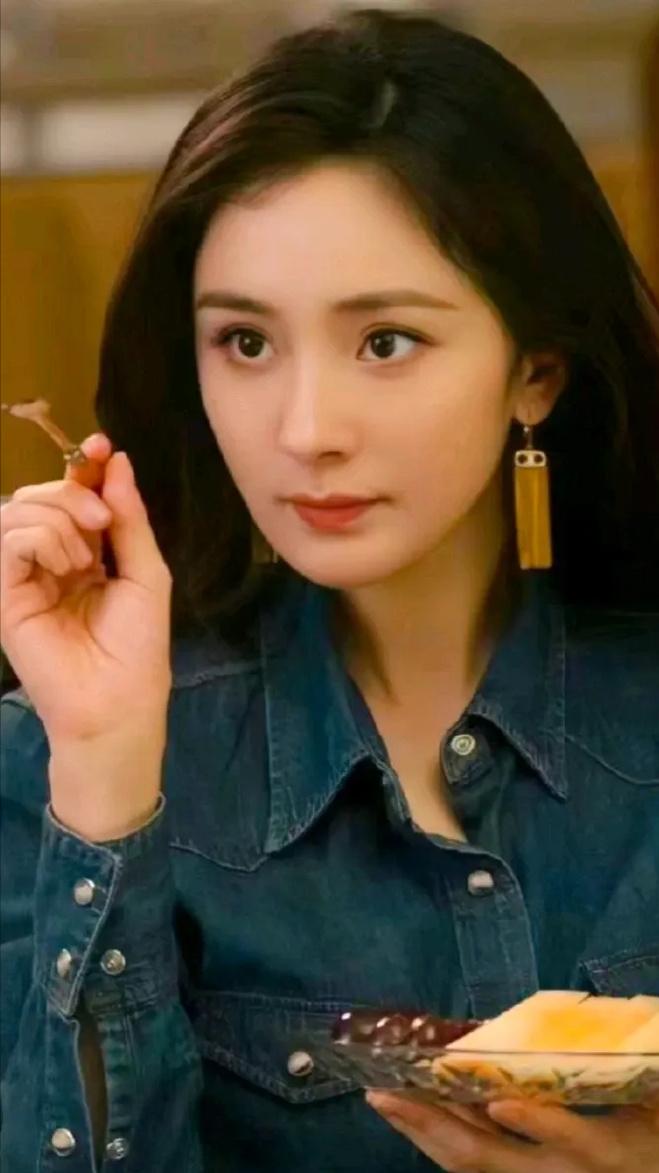 #春日生活打卡季#杨幂真的是个非常聪明的女人，从她离婚就可以看出来。
杨幂放弃抚