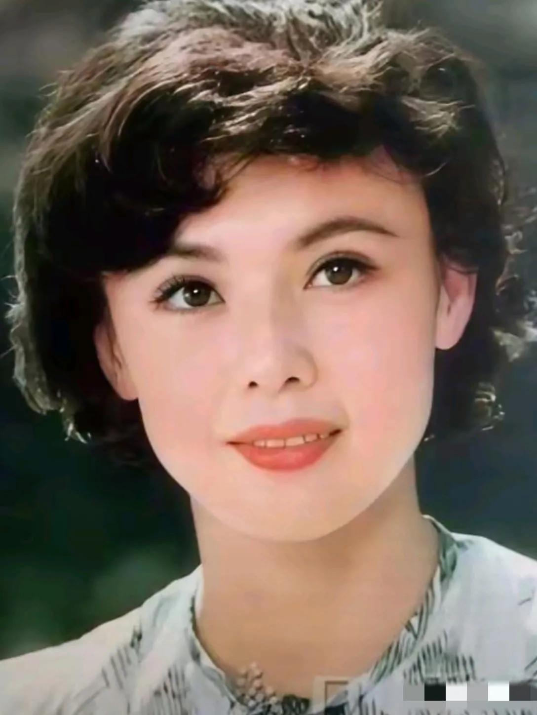年轻时的''短发女神''冷眉，卷发无瑕，眉似新月，眸若秋水，樱唇榴齿，粉面含春，