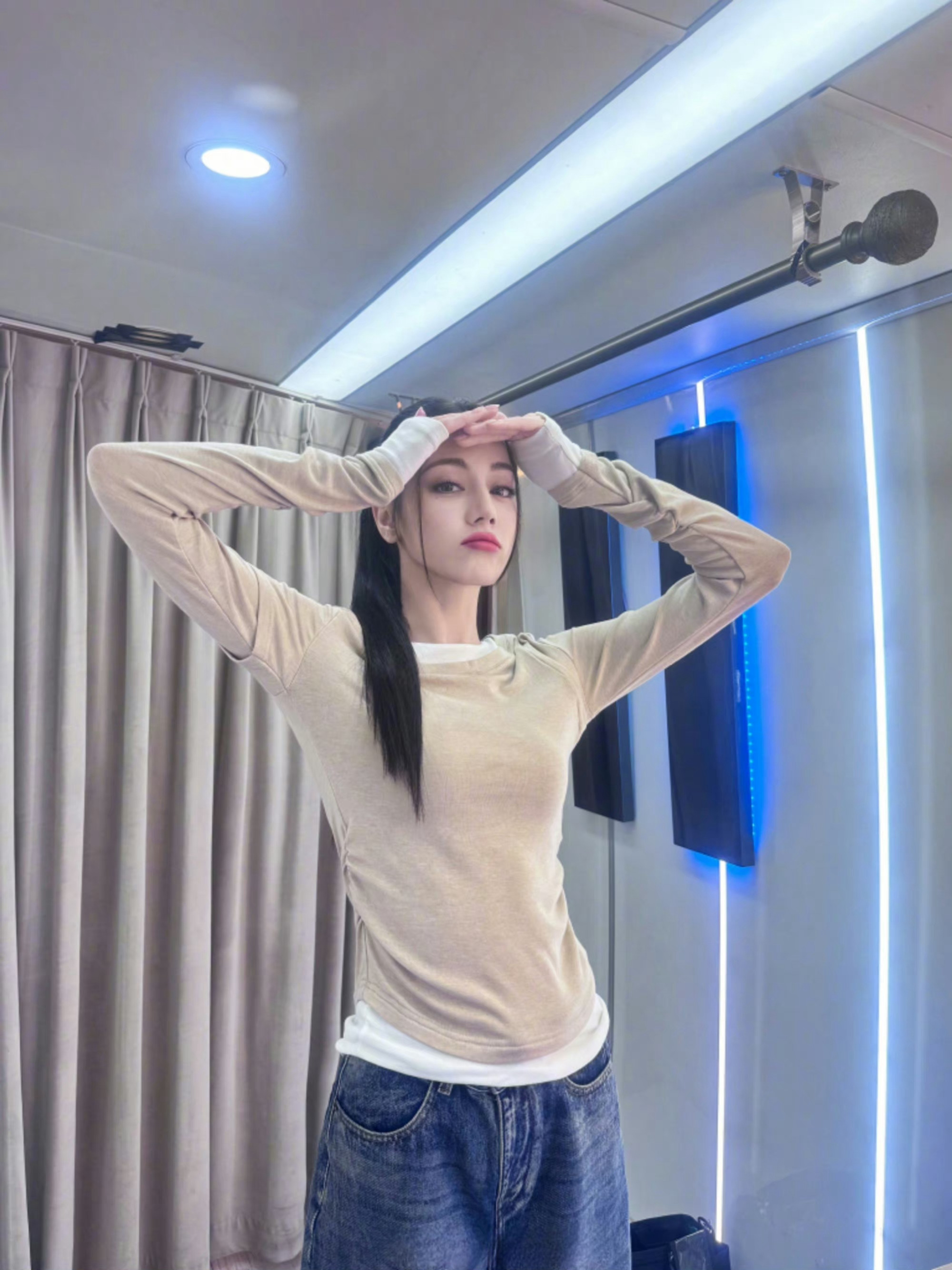 #迪丽热巴鼻子倒影#脸才是真正的时尚秘诀，不依靠任何妆容或者背景修饰，随手几张生