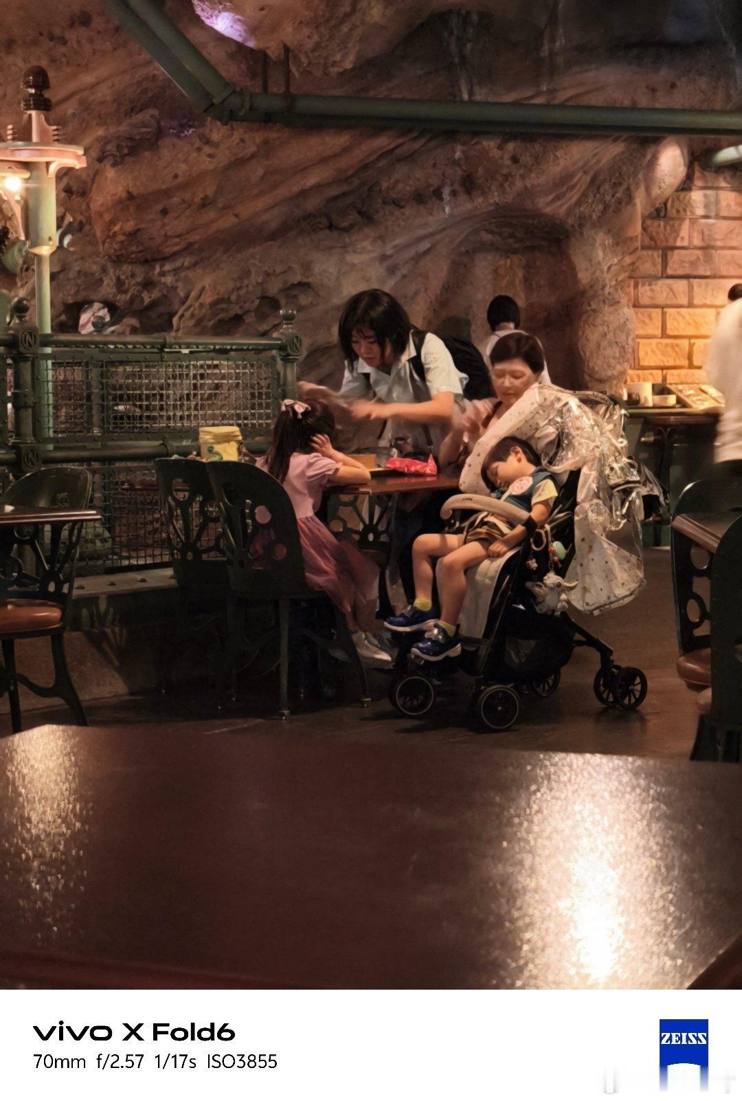 不影响东京迪士尼吧？这小孩都累的都睡着了快起来吃两口日本地震 日本·日本东京迪士