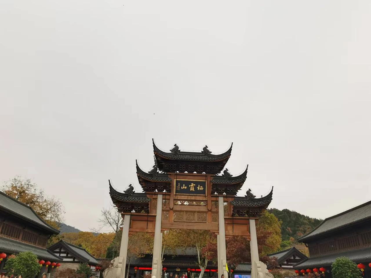 山人今不见，山鸟自相从。
长啸辞明主，终身卧此峰。
泉源通石径，涧户掩尘容。
古