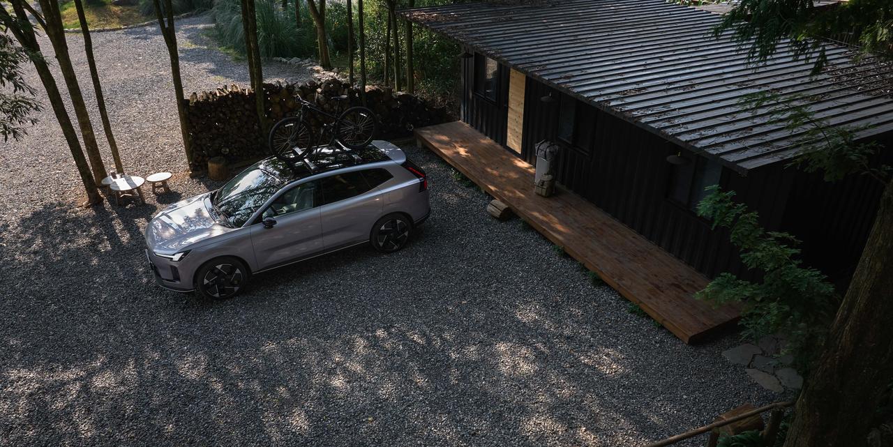 现在的车圈的风气是，比谁电池更大、屏幕更多。但沃尔沃在99周年节点上，请来郭晶晶