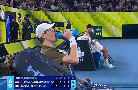 不可思议！！
不可思议！！
不可思议！！
决胜盘德约科维奇率先破掉了辛纳的发球局