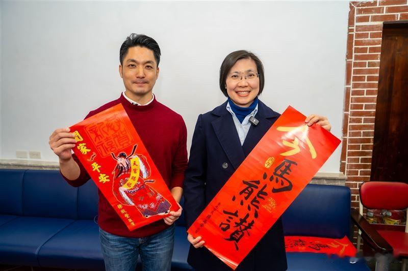 徐欣莹合体蒋万安拜年：表达正蓝挺正派

国民党新竹县长初选激烈，争取党内提名的立