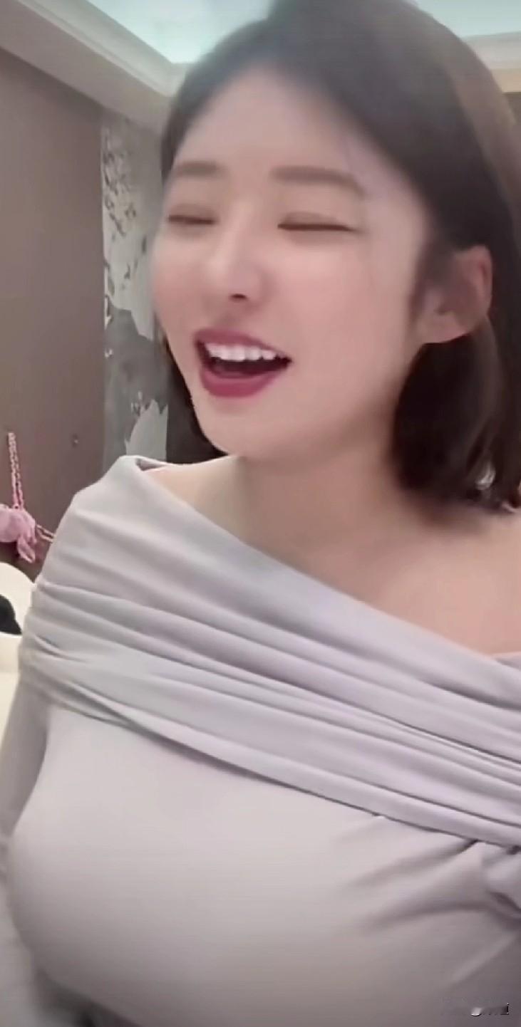 黄一鸣这是搞的哪一出？这也太假了吧。
直播时闪闪让她吃东西，她趁这个机会，各种展