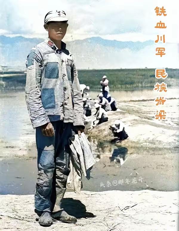 🍂1937年淞沪战火纷飞，美国记者福尔曼拍下了这张最戳人心的照片。这名年轻战士