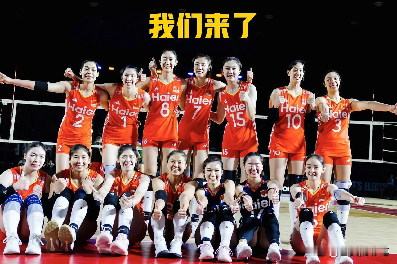 中国女排世锦赛第一张大合影，张籽萱好像被紧张的比赛过程吓着了，看样子有点回不过神