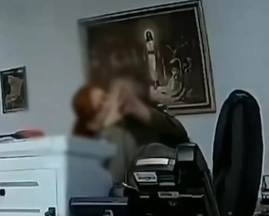 河北，一男子与女同事在办公室说笑，见对方朝自己勾手，以为在挑逗他，便上前抱住女同