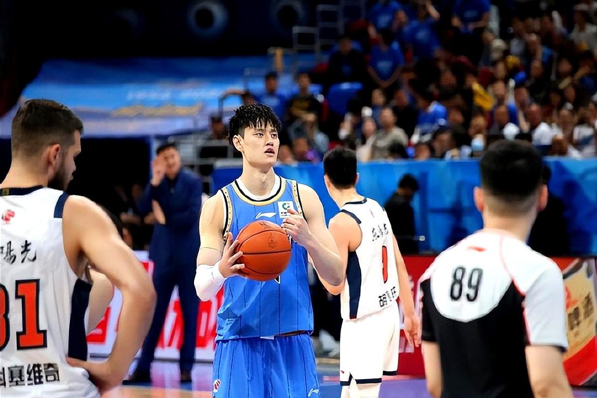 别老盯着NBA了，先在CBA打明白再说。

曾凡博之前总想着往外冲，其实在国内赛
